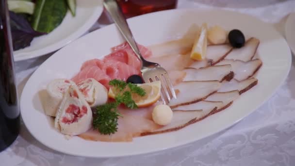 Carne rebanada en un plato blanco en la sala de banquetes . — Vídeos de Stock