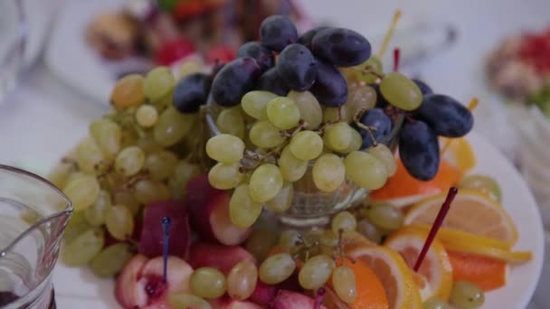Deska s různých druhů ovoce na slavnostní stůl. — Stock video