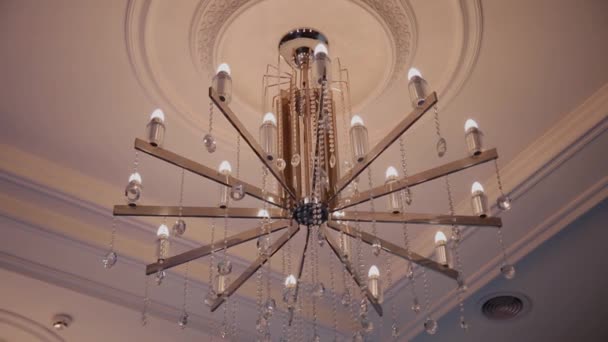 Big beautiful shiny chandelier in the mall. — Stock Video