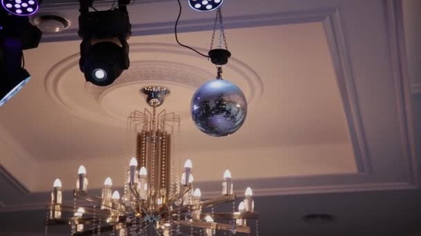 Zrcadlová koule klubu s odrazy světla a pohyb kamery — Stock video