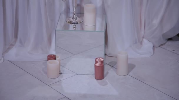 Tisch für ein Hochzeitsessen dekoriert. — Stockvideo