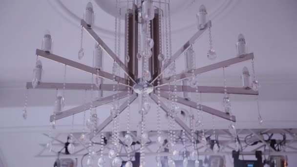 Velké krásné lesklé lustr v obchoďáku. — Stock video