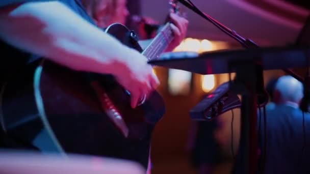 Hombre tocando la guitarra, practicando en la guitarra, jóvenes guapos tocando la guitarra, hombre tocando la guitarra . — Vídeos de Stock