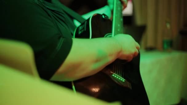 Hombre tocando la guitarra, practicando en la guitarra, jóvenes guapos tocando la guitarra, hombre tocando la guitarra . — Vídeos de Stock