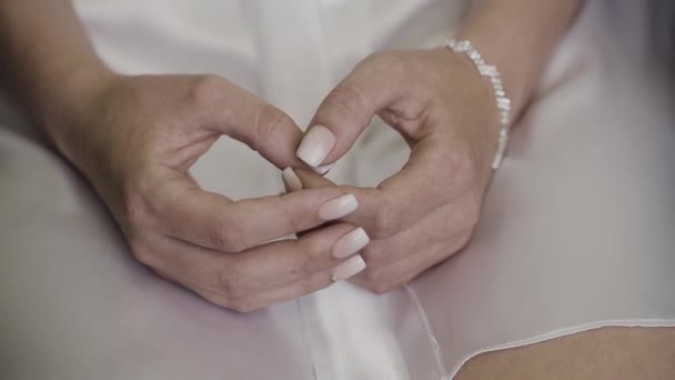 Beautiful hands of a young woman on her knees. — Stock Video