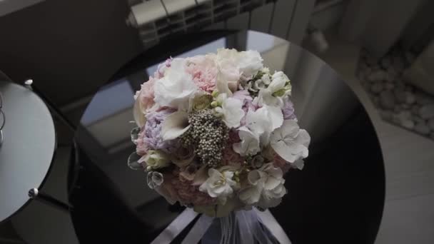 Ramo de rosas frescas. Ramo festivo de flores frescas. Ramo nupcial de boda. Flores de boda . — Vídeo de stock