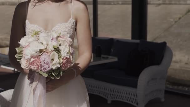 Menyasszony csipke ruha holding szép fehér esküvői virágok-csokor. — Stock videók
