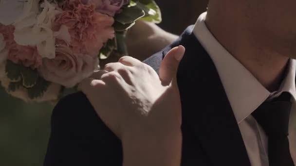 Jovem casal amoroso de mãos dadas, abraçando e beijando — Vídeo de Stock