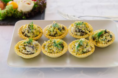 Kalamar et salata, salatalık, yumurta, peynir ve mayonez sandviç. Kanepeler, tartlets, Rus Aperatif. Kahvaltı ve tatil için lezzetli yemekler.