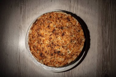 Ev yapımı elmalı turta tatlı bir ahşap masa portre üzerinde.