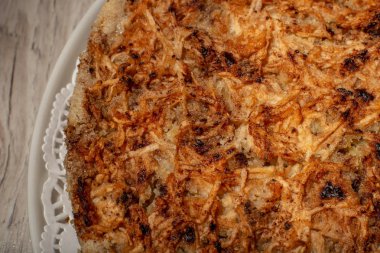 Ev yapımı elmalı turta tatlı bir ahşap masa portre üzerinde.