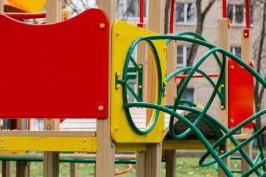 Parktaki bahçedeki renkli oyun parkı.