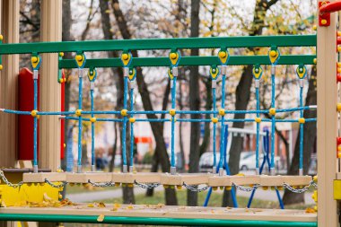 Parktaki bahçedeki renkli oyun parkı.