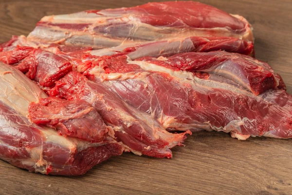 Carne fresca cruda sobre fondo de madera, catálogo . — Foto de Stock