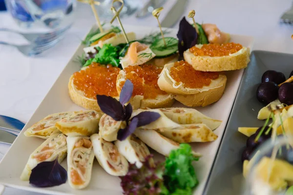 Tatil masada kırmızı havyar ile lezzetli tost.