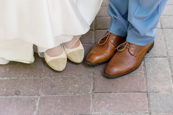 新婚夫婦の足。足新婚夫婦の大理石の床。新婚旅行靴. — ストック写真