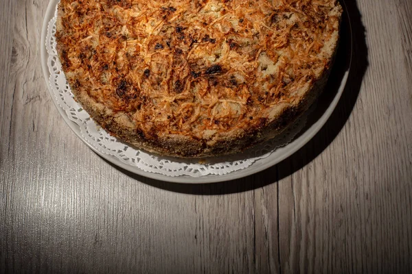 Hausgemachtes Apfelkuchen-Dessert auf einem Holztisch Nahaufnahme. — Stockfoto