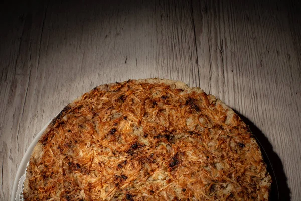 Hausgemachtes Apfelkuchen-Dessert auf einem Holztisch Nahaufnahme. — Stockfoto