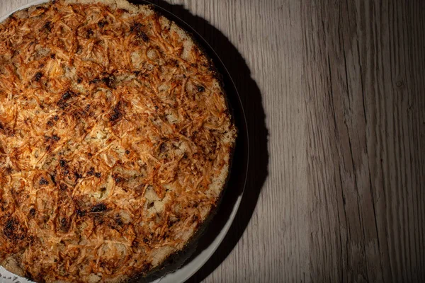 Hausgemachtes Apfelkuchen-Dessert auf einem Holztisch Nahaufnahme. — Stockfoto