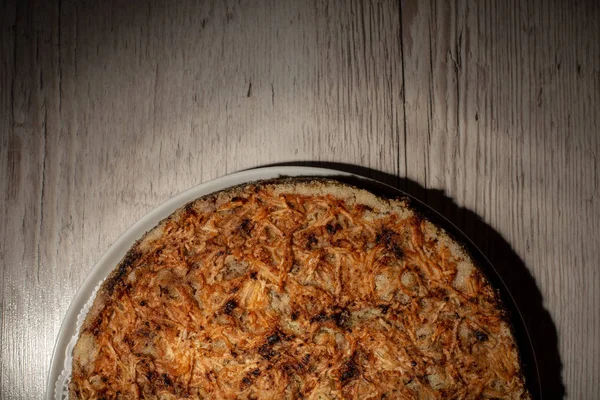 Hausgemachtes Apfelkuchen-Dessert auf einem Holztisch Nahaufnahme. — Stockfoto