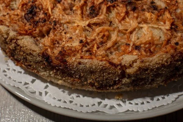 Hausgemachtes Apfelkuchen-Dessert auf einem Holztisch Nahaufnahme. — Stockfoto