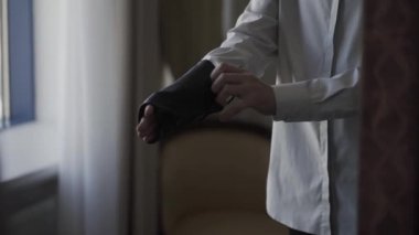 erkek deri eldiven ellerinde koyar..