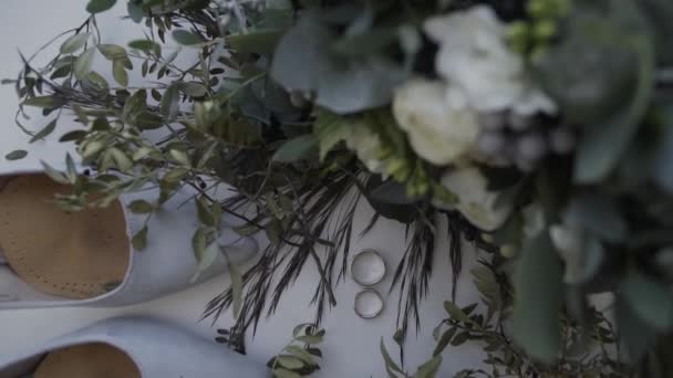 Chaussures de mariée avec anneaux et bouquet de mariée . — Video