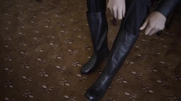 Člověk klade na své černé kožené boty. — Stock video