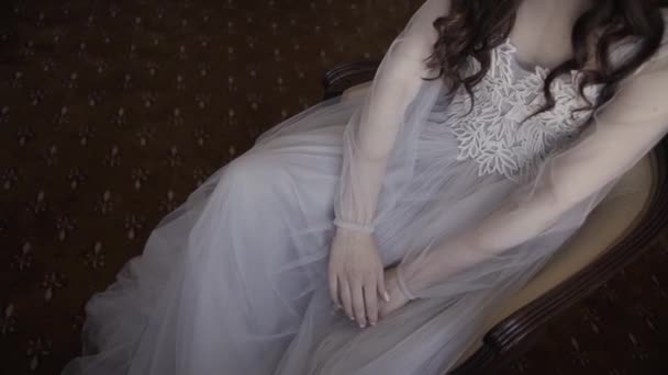 Красивые руки молодой женщины на коленях . — стоковое видео