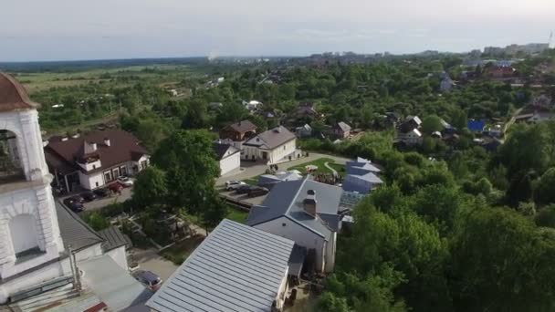 Церковь в старой деревне — стоковое видео