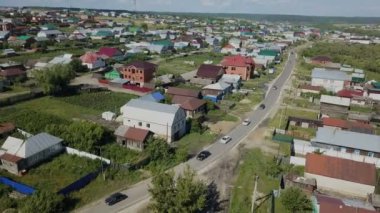 Köyün ahşap evleriyle üzerinde uçuş