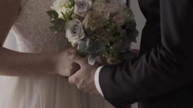 Genç çift tutuşup sevgi dolu, sarılma ve öpüşme