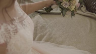 Dantel elbise güzel beyaz düğün çiçek buketi holding içinde gelin.