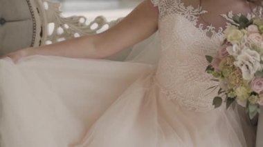 Dantel elbise güzel beyaz düğün çiçek buketi holding içinde gelin.