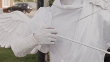 MIME Cupid tatilde, beyaz yakın çekim.