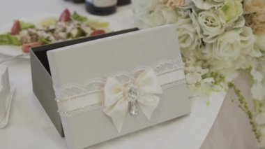 Düğün davetiyeleri ve para göğüs dantel ile dekore edilmiş.