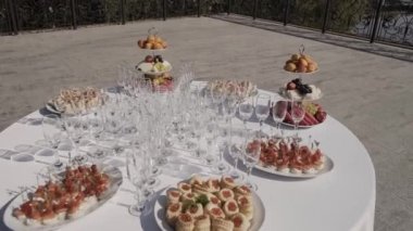 Konuklar için sokakta büfe masa.