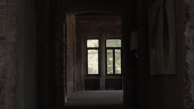 Terk edilmiş bir binada kamera hareketi.