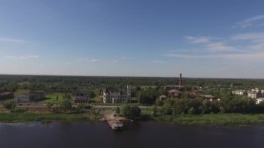 Kalenin tarzında inşa edilmiş ev üzerinde uçuş.