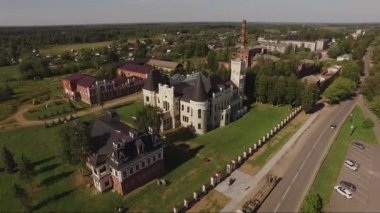 Kalenin tarzında inşa edilmiş ev üzerinde uçuş.