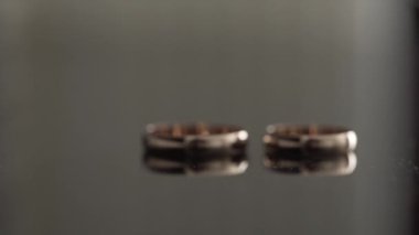 Alyans homojen bir arka plan üzerinde