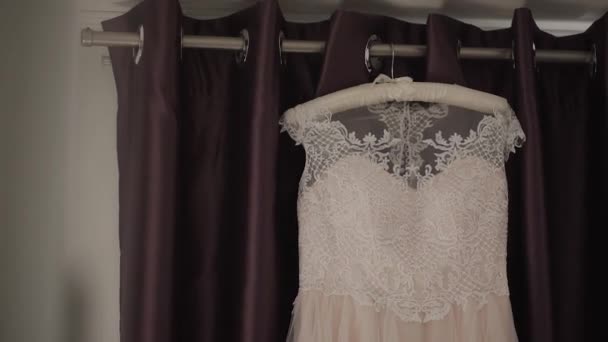 大きなシャンデリアにぶら下がっている美しいウェディング ドレス. — ストック動画