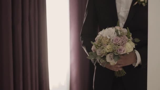 En el día de la boda el ramo de boda en las manos del novio . — Vídeos de Stock