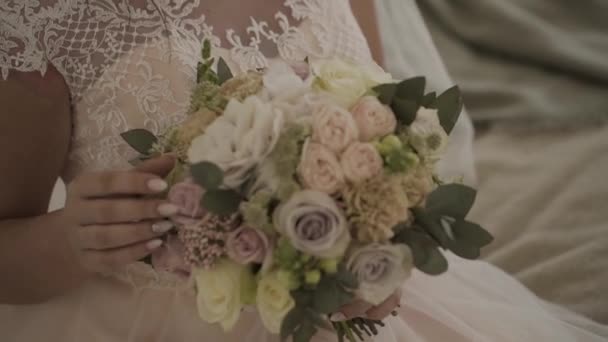 Невеста в кружевном платье с красивым белым букет свадебных цветов . — стоковое видео