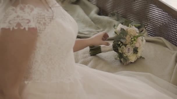 Mariée en robe de dentelle tenant beau bouquet de fleurs de mariage blanc . — Video