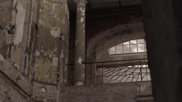 Movimento da câmara num edifício abandonado . — Vídeo de Stock