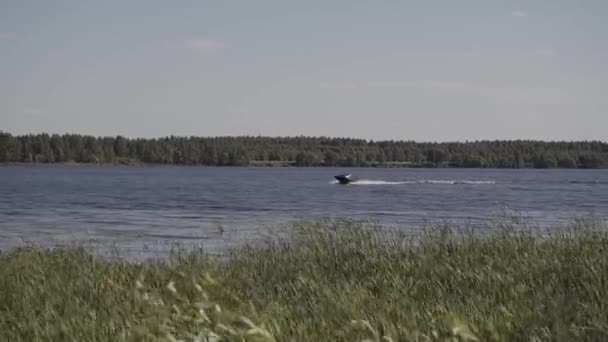 Z silnika przejażdżki łodzią po jeziorze. — Wideo stockowe