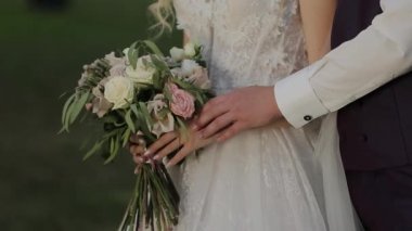 Genç çift tutuşup sevgi dolu, sarılma ve öpüşme