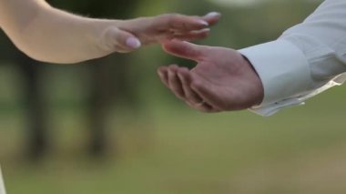 Evlen benimle bugün ve her gün. Yeni evli çift tutuşup, ağır çekimde atış.