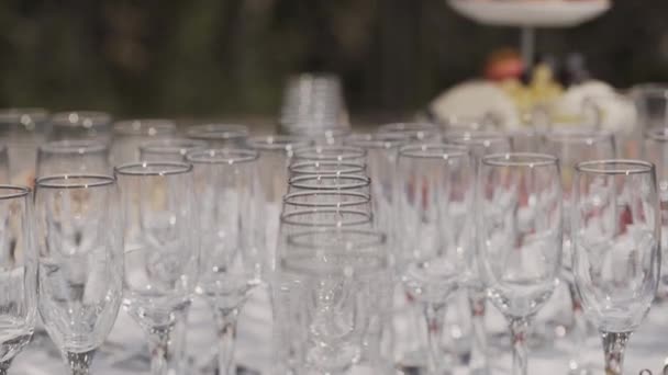 Lege champagneglazen op de buffet tafel. — Stockvideo